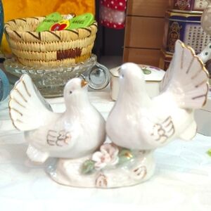 Vintage K's Collection White Doves With Gold Accents